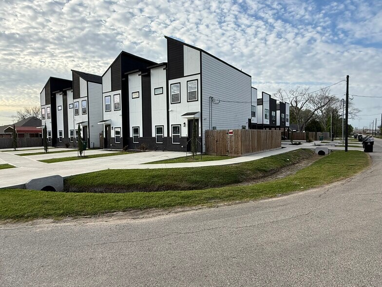 More Photos Of 8433 Bassett Street, Houston Land For Sale