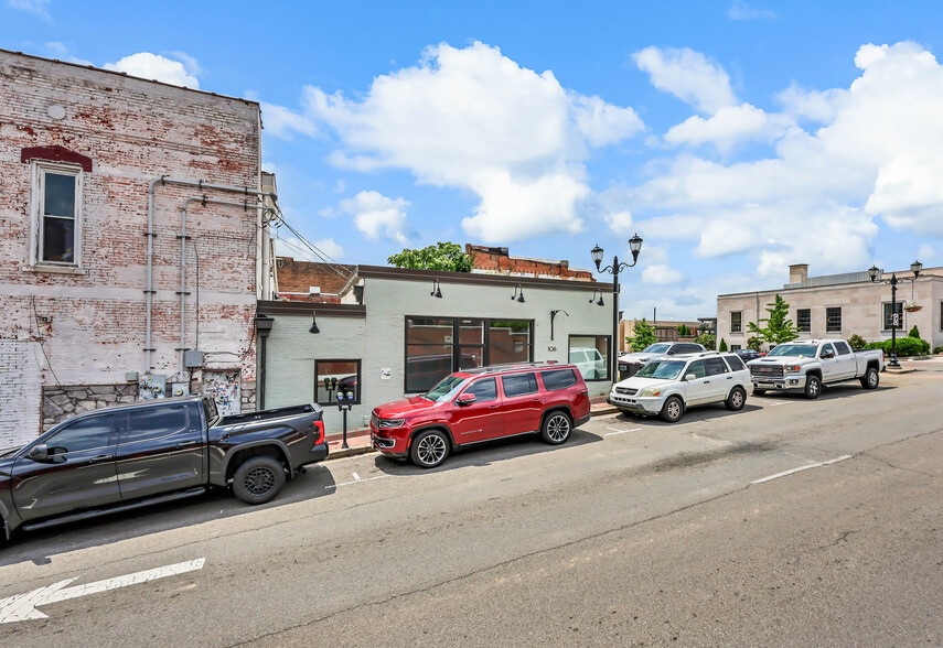 More Photos Of 106-N N 2nd St, Clarksville Freestanding For Lease