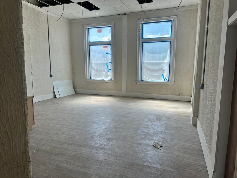More Photos Of 31-33 E 2nd St, Manchester Storefront Retail Residential For Sale