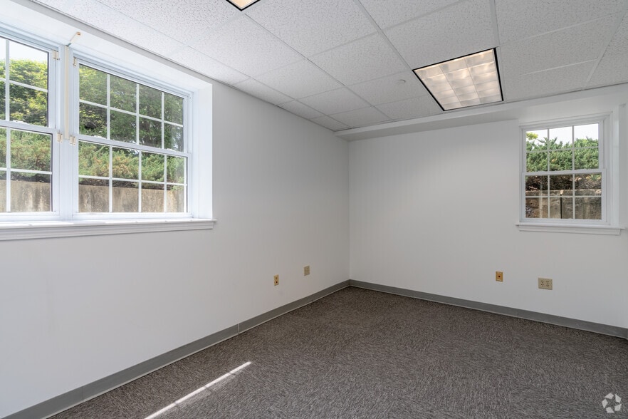 More Photos Of 118 Portsmouth Ave, Stratham Unknown For Lease