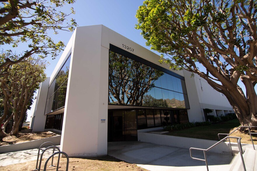 More Photos Of 13207 Bradley Ave, Sylmar Distribution For Lease