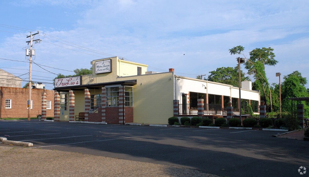 Primary Photo Of 1101 Sophia St, Fredericksburg Restaurant For Lease