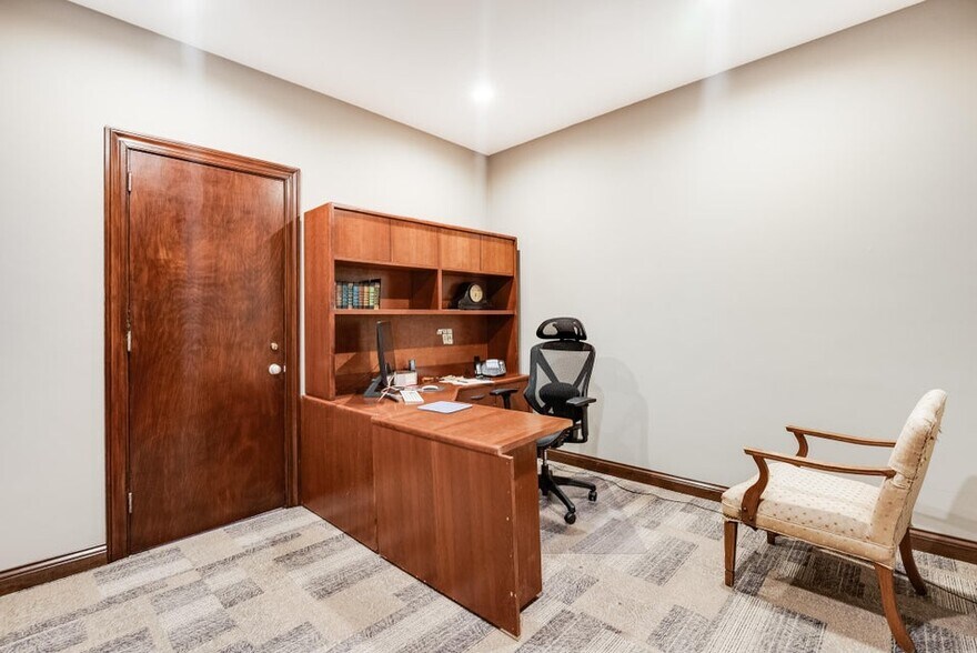 More Photos Of 1441 N Market St, Dayton Office For Sale