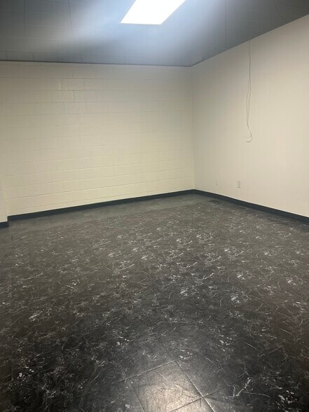 More Photos Of 220 W 21st St, Los Angeles Warehouse For Lease