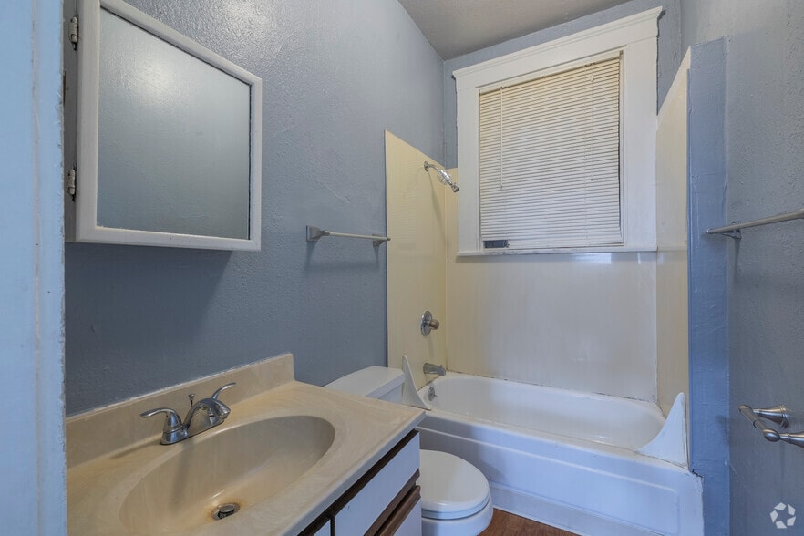More Photos Of 498 25th St, Oakland Apartments For Sale