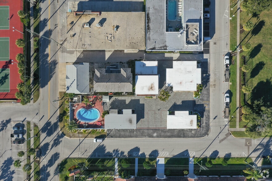 Primary Photo Of 602 Poinsettia Ave, Clearwater Beach Hotel For Sale