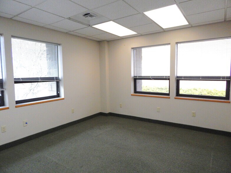 More Photos Of 2270 NW Aviation Dr, Roseburg Warehouse For Lease
