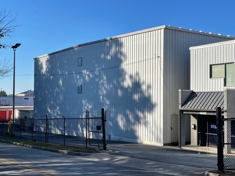 More Photos Of 1955 Dove St, Macon-Bibb Self Storage For Lease