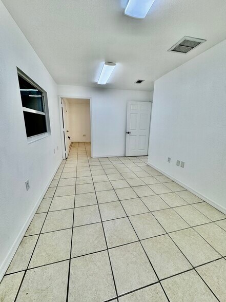 More Photos Of 2323 Bruner Ln, Fort Myers Warehouse For Lease