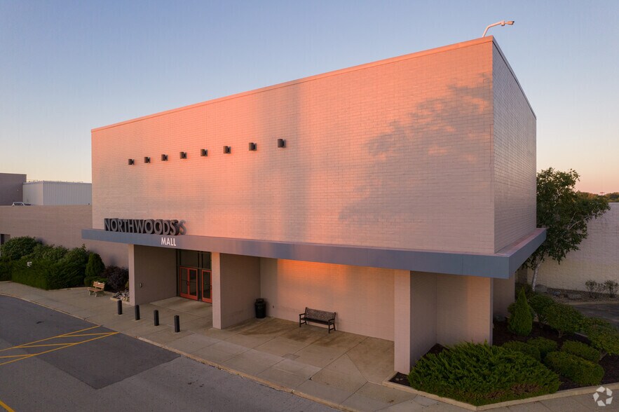 More Photos Of 2200 W War Memorial Dr, Peoria Department Store For Lease