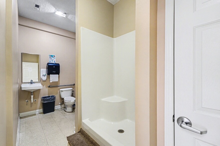 More Photos Of 208 W Salisbury St, Asheboro Medical For Lease