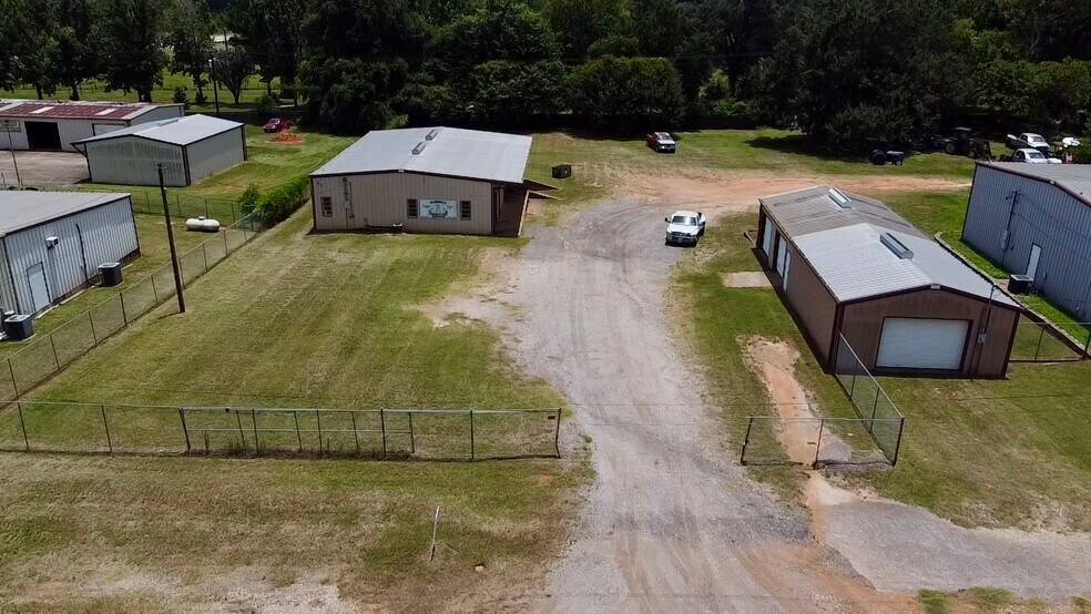 More Photos Of 2000 E Murchison St, Palestine Light Manufacturing For Sale
