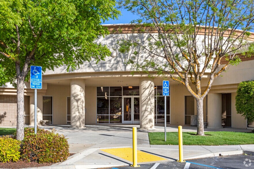 More Photos Of 7576 N Ingram Ave, Fresno Office For Lease