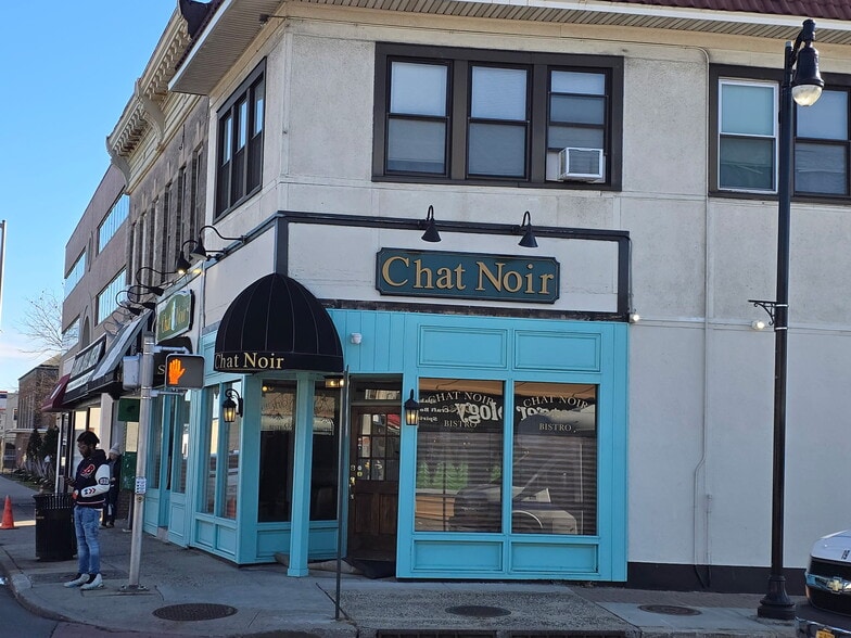 Primary Photo Of 228 Merrick Rd, Rockville Centre Medical For Sale