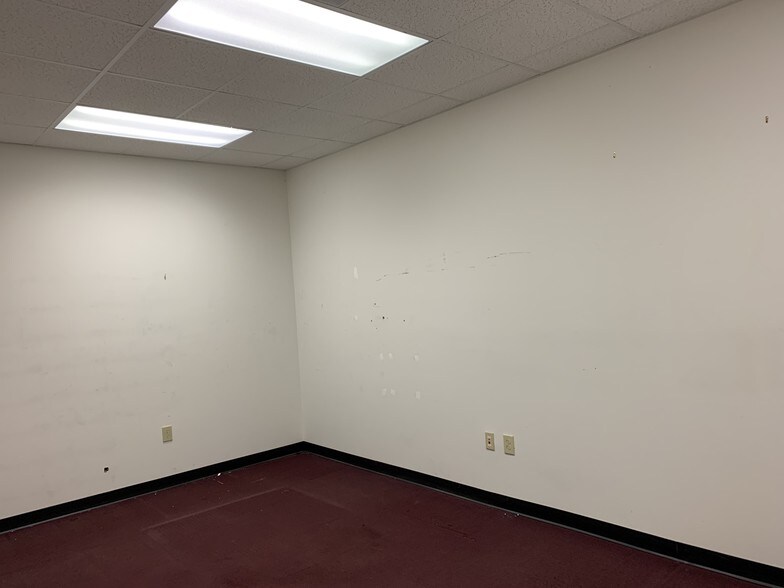 More Photos Of 5550 McFarland Blvd, Northport General Retail For Lease