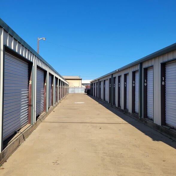 More Photos Of 1312 N Kaufman St, Seagoville Self Storage For Sale