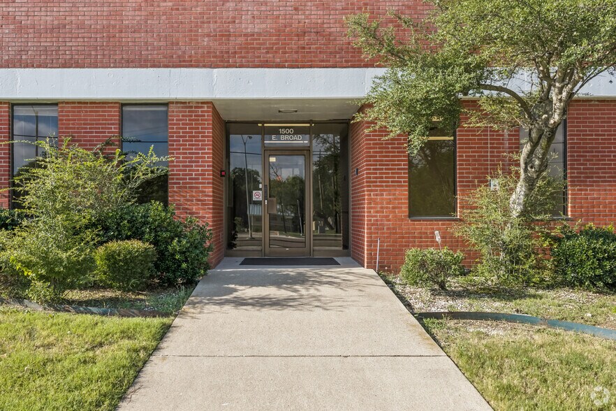 More Photos Of 1500 E Broad St, Mansfield Distribution For Sale