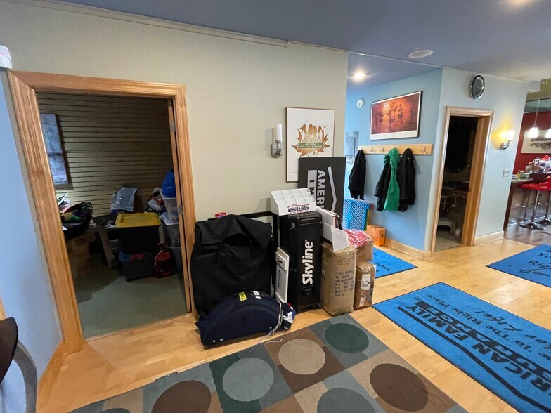 More Photos Of 4030-4032 Shoreline Dr, Spring Park Storefront Retail Office For Lease