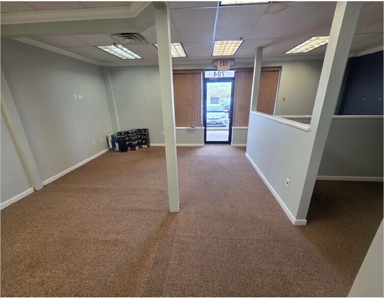 More Photos Of 700-714 Ash Blvd, Middletown Storefront Retail Office For Lease