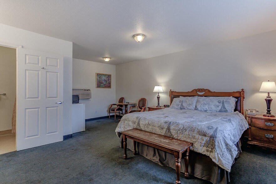 More Photos Of 718 Main St, Weaverville Hotel For Sale