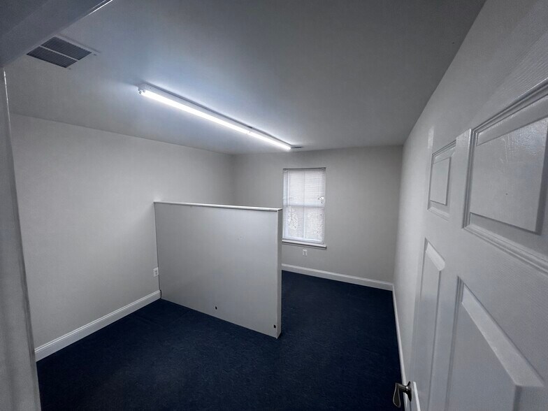 More Photos Of 6008 Fair Oaks Dr, Frederick Showroom For Lease