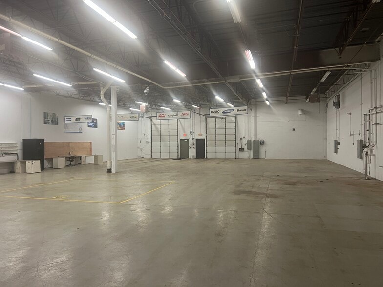 More Photos Of 1355 Wilhelm Rd, Mundelein Warehouse For Lease