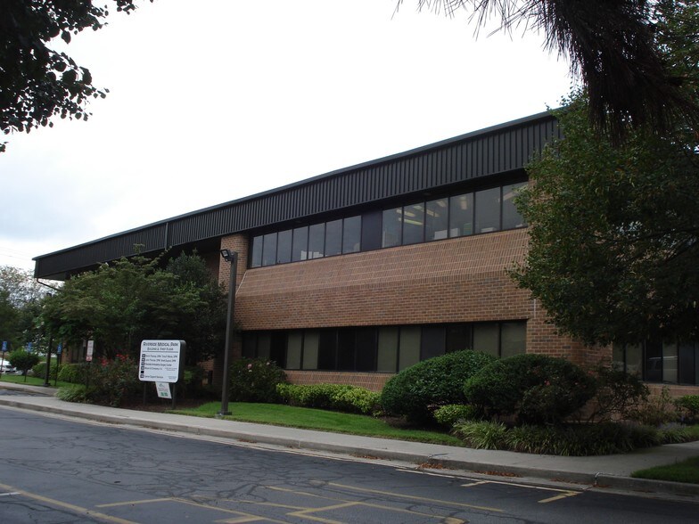 More Photos Of 560 Riverside Dr, Salisbury Medical For Sale