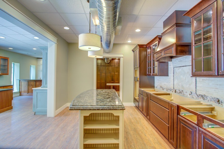More Photos Of 108 Kelly Rd, Niceville Showroom For Lease