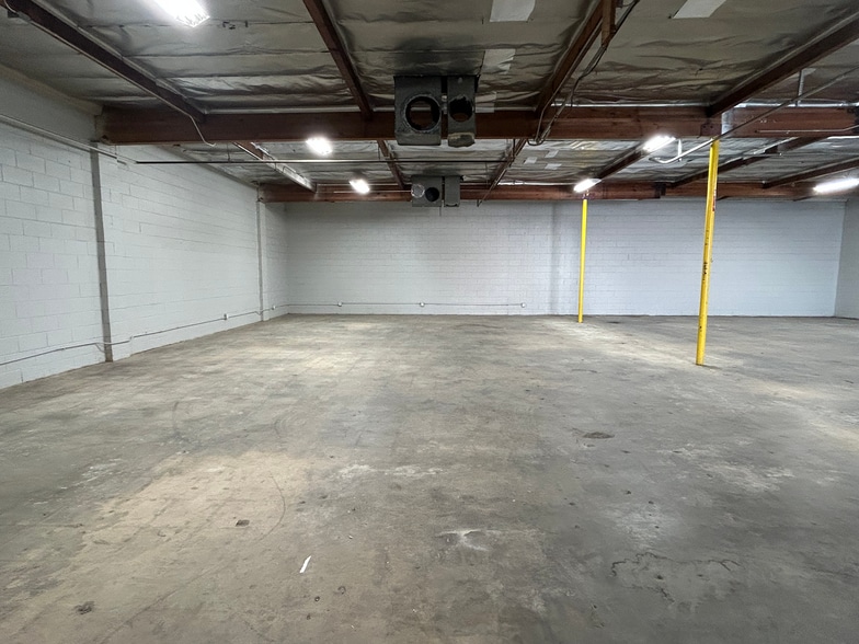 More Photos Of 16140 Leadwell St, Van Nuys Warehouse For Lease