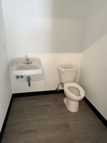 More Photos Of 41 Elm St, Stoneham Warehouse For Lease