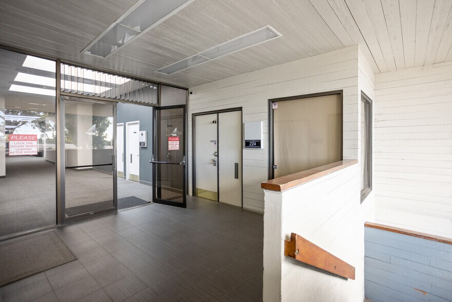 More Photos Of 4550 Kearny Villa Rd, San Diego Office For Sale