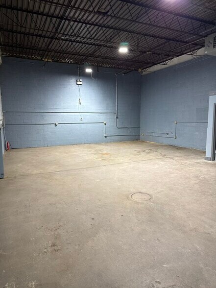 More Photos Of 16826-16888 Lathrop Ave, Harvey Warehouse For Lease