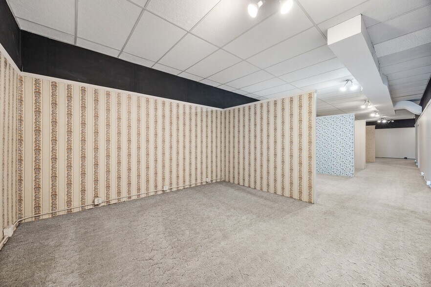 More Photos Of 121 W 5th St, Tipton Showroom For Sale