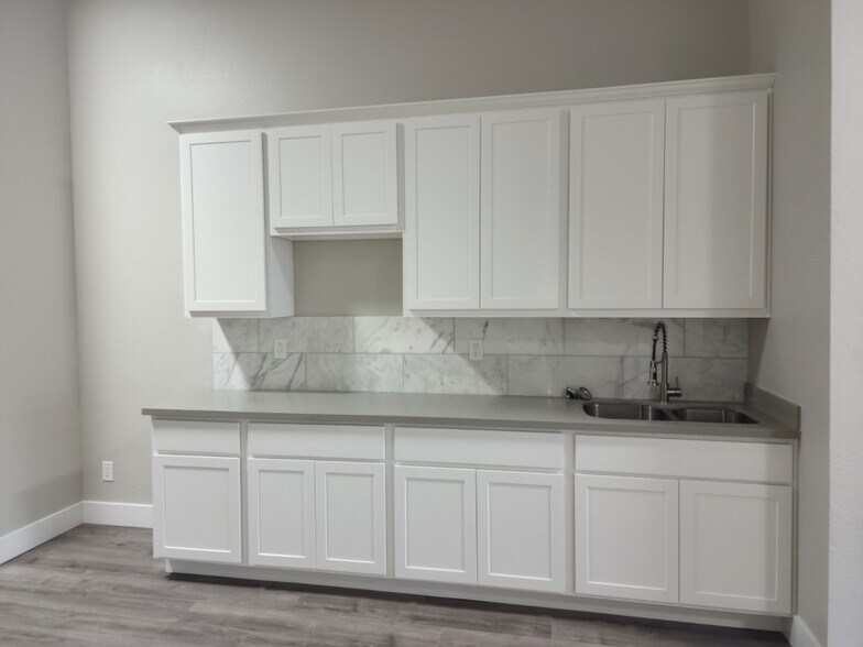 More Photos Of 1459-1523 W Gurley St, Prescott Unknown For Lease