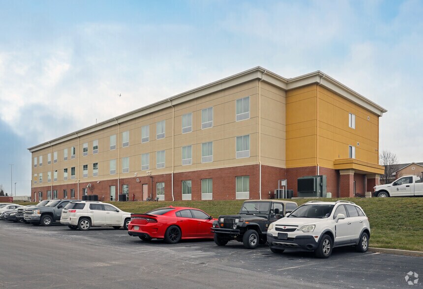 More Photos Of 2750 Fortune Cir W, Indianapolis Hotel For Sale