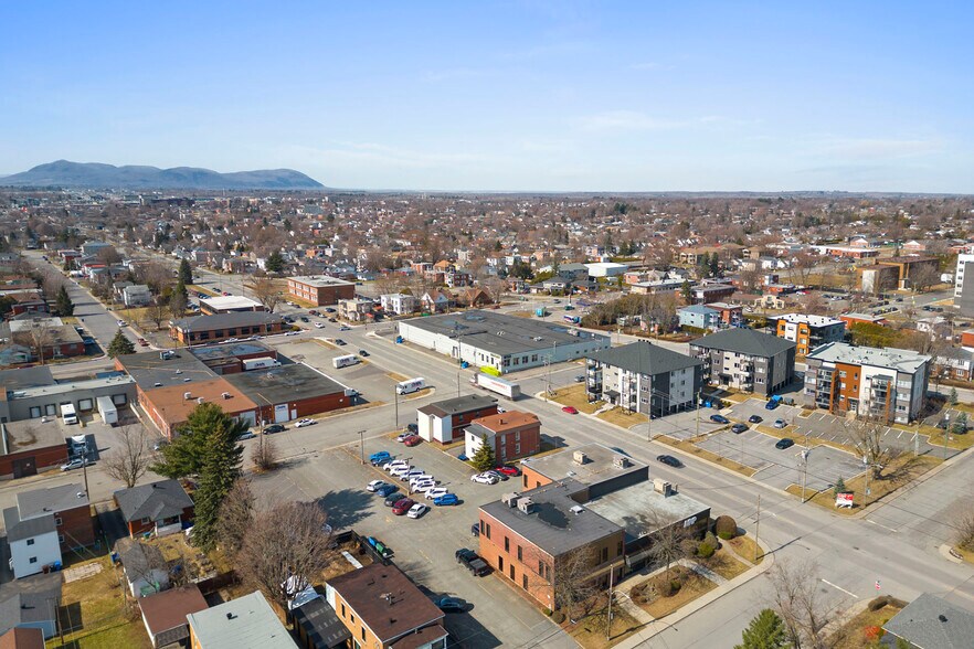 More Photos Of 190 Rue Deragon, Granby Office For Sale