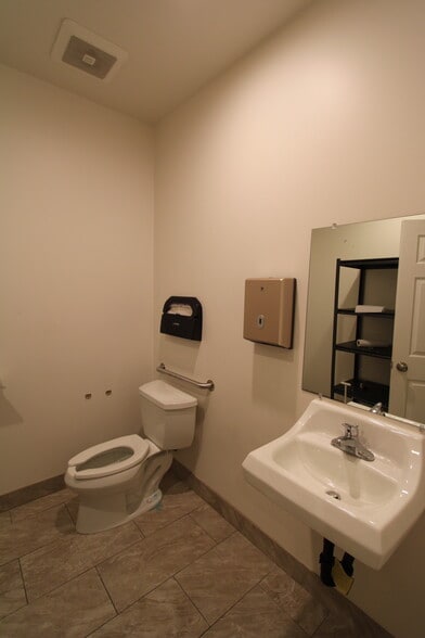 More Photos Of 15853 Monte St, Sylmar Distribution For Lease