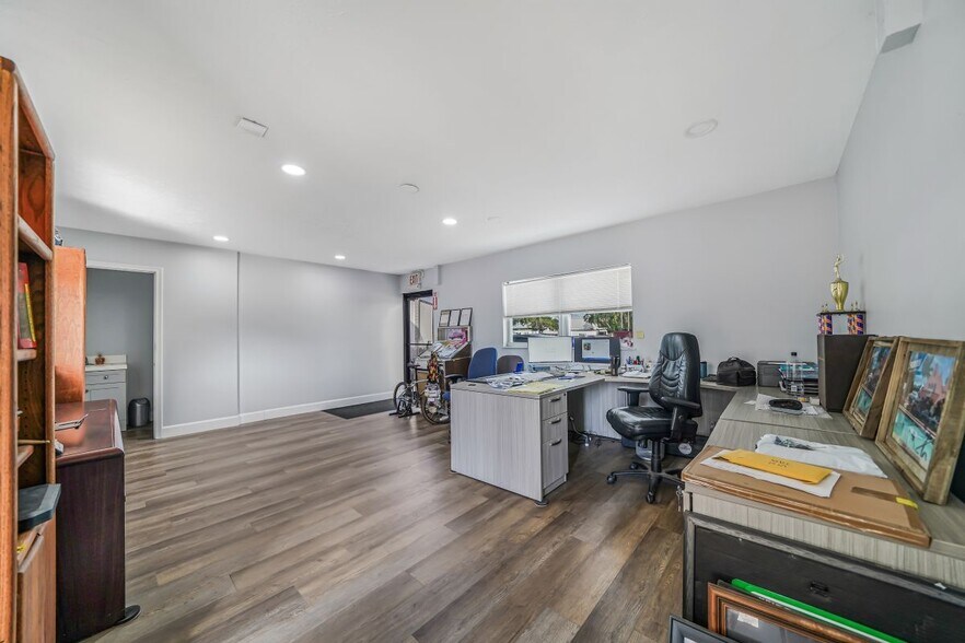 More Photos Of 3231 SE Slater St, Stuart Warehouse For Sale