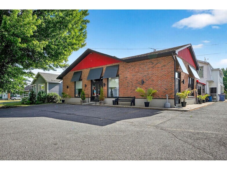 Primary Photo Of 277 Rue Saint-Joseph, Sainte-martine Restaurant For Sale