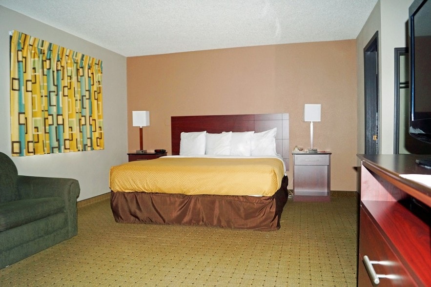 More Photos Of 2600 SE 16th St, Ames Hotel For Sale