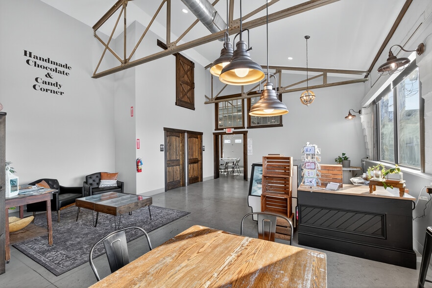 More Photos Of 51 N Main St, Manheim General Retail For Sale