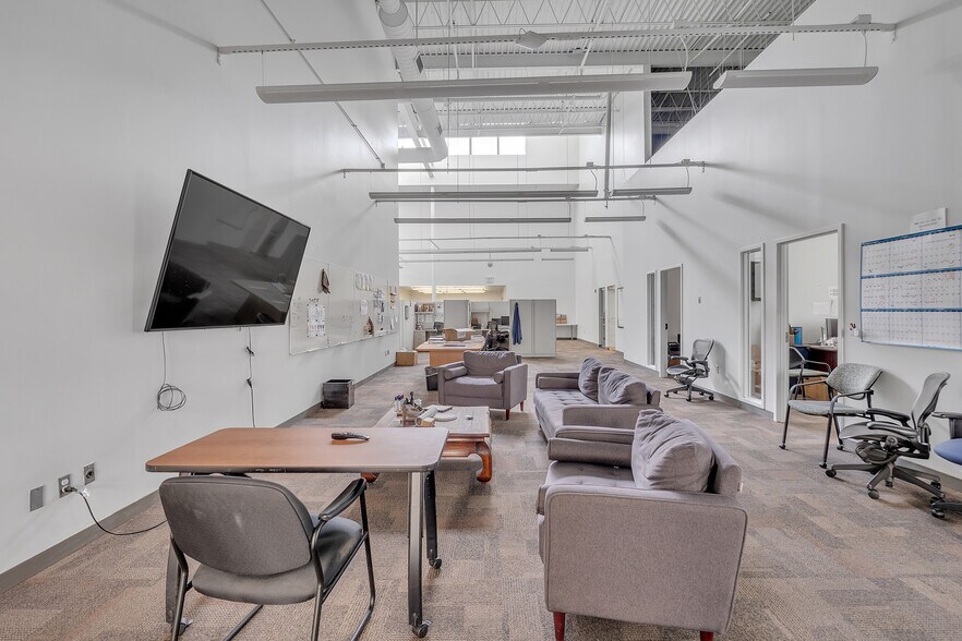 More Photos Of 45 Bartlett St, Marlborough Light Manufacturing For Lease