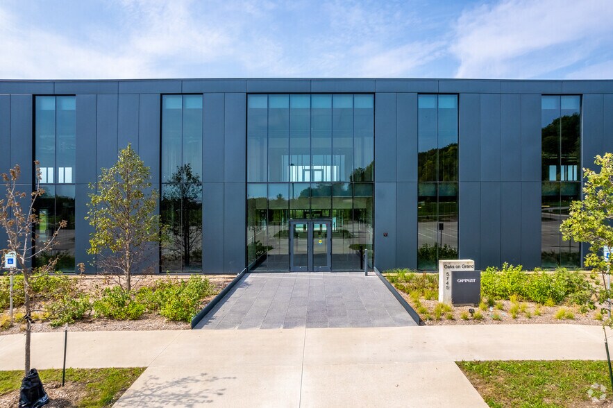 More Photos Of 5745 Raccoon River Dr, West Des Moines Office For Lease