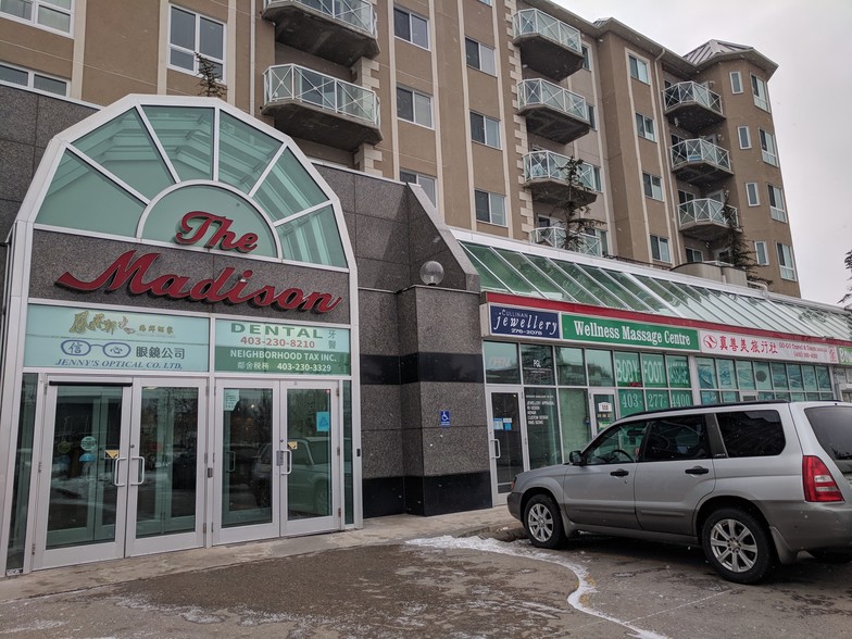 More Photos Of 1518 Centre St N, Calgary Apartments For Lease