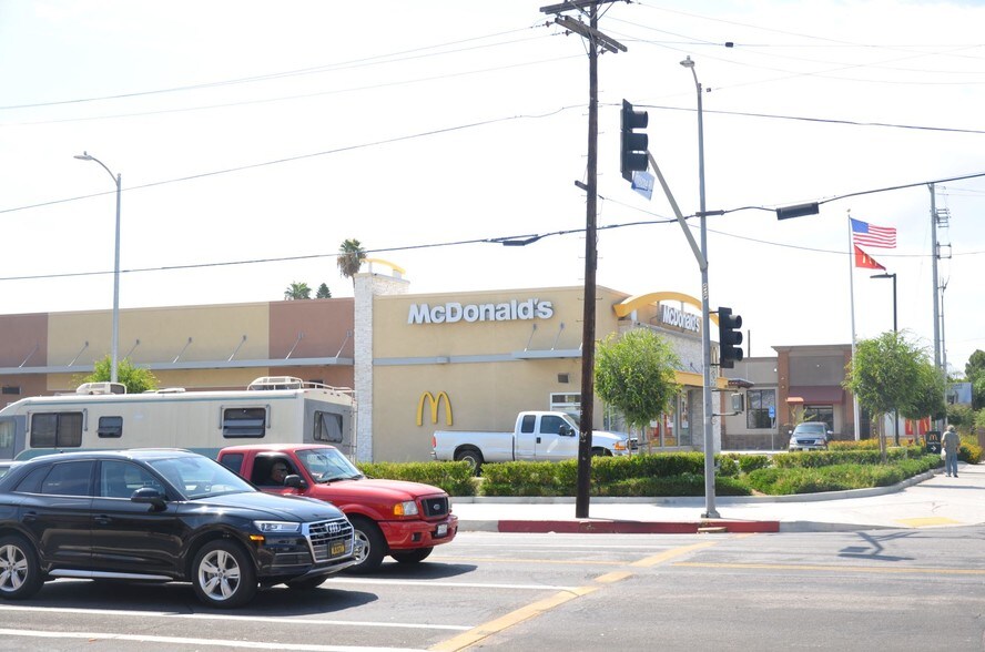 More Photos Of 8232-8254 White Oak Ave, Northridge Freestanding For Sale