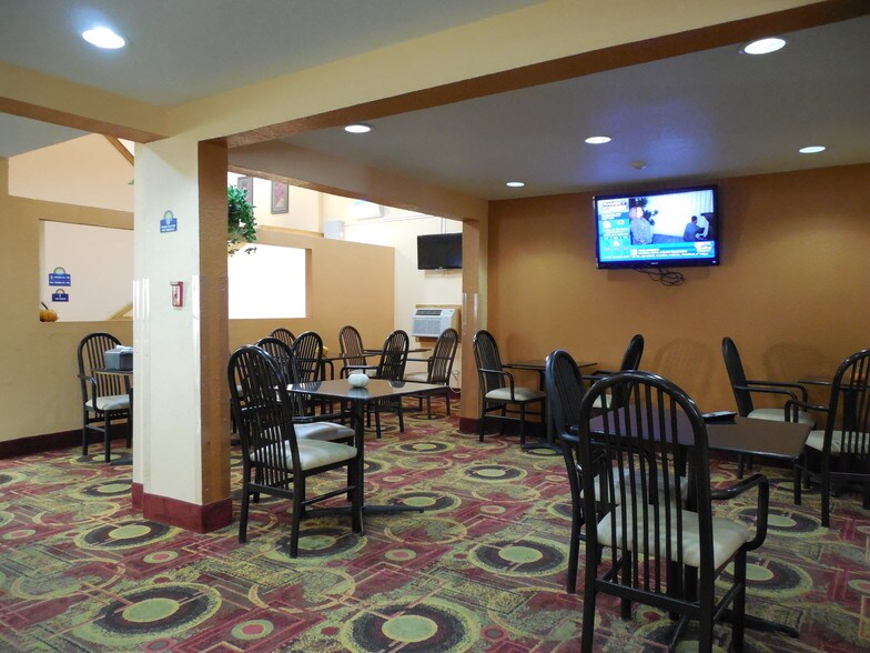 More Photos Of 3040 5th Ave S, Fort Dodge Hotel For Sale
