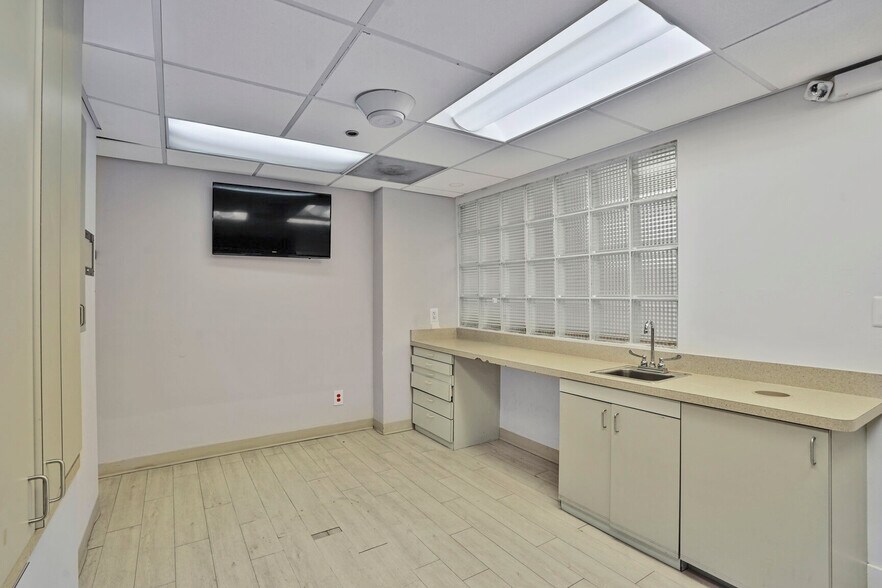 More Photos Of 3 Washington Cir NW, Washington Office For Sale