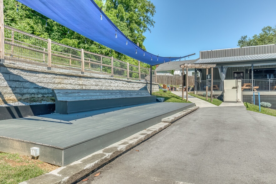 More Photos Of 640 E Maple St, Johnson City Bar For Sale
