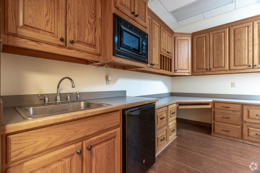 More Photos Of 2925 Country Club Rd, Denton Office For Lease