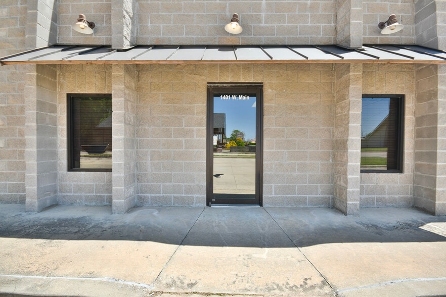 More Photos Of 1401 W Main St, Duncan Flex For Lease